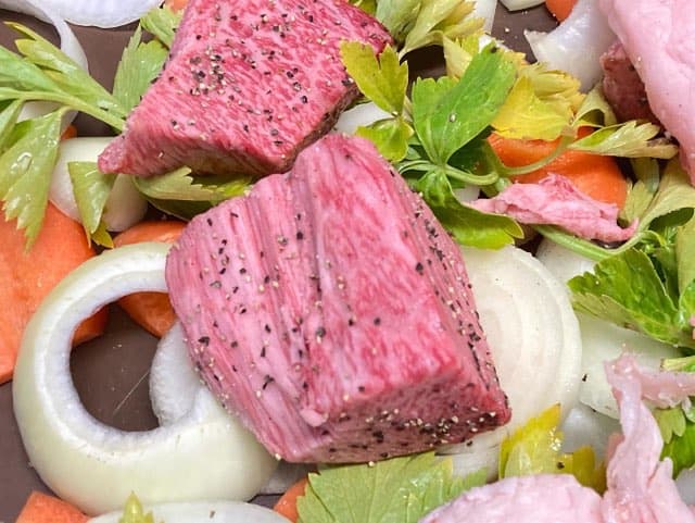 贈り物にピッタリ！　肉旨しみきやの 「黒毛和牛ヒウチ 特上ローストビーフ」 (約300g) - 2