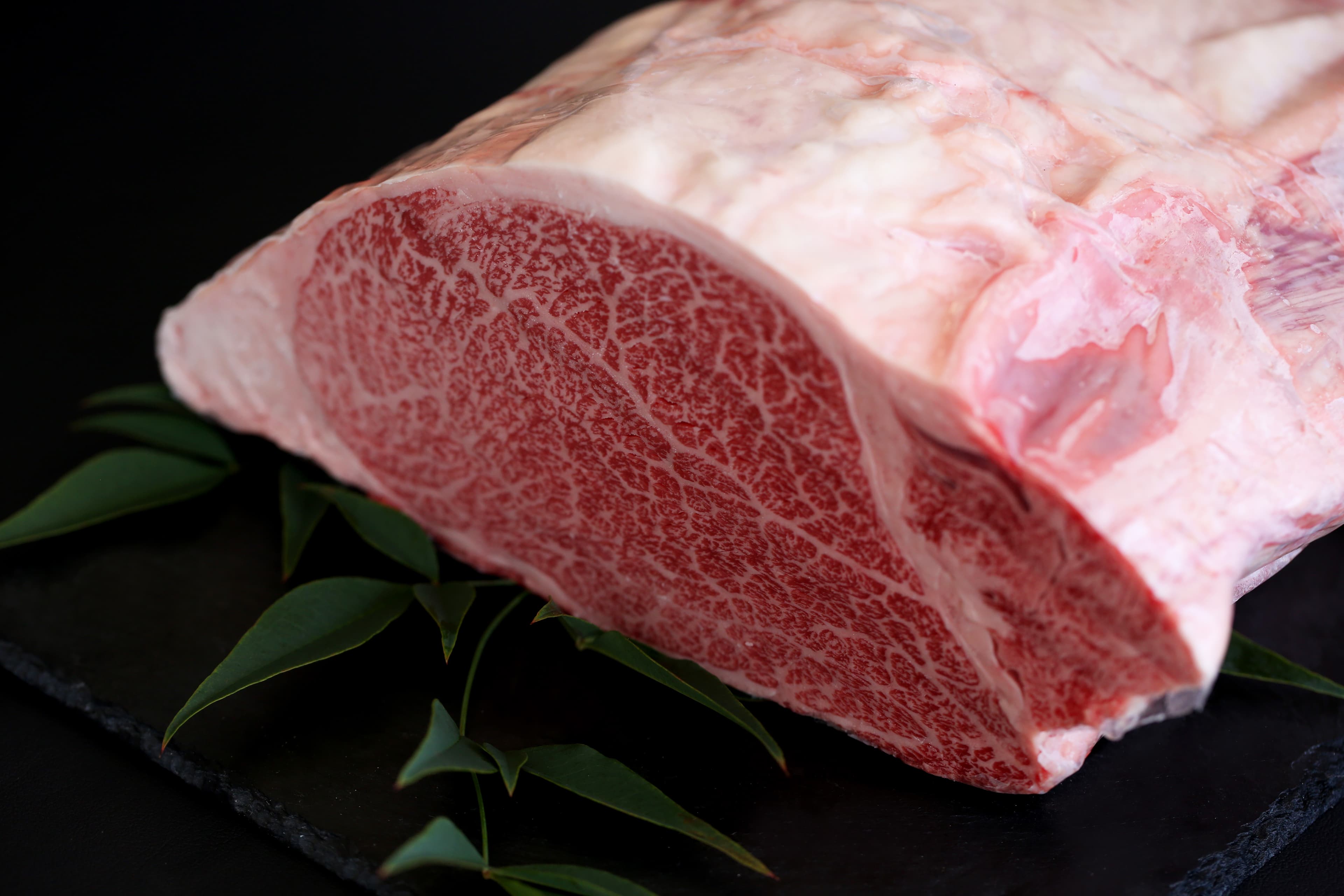 誕生日・お祝いなどの贈り物にピッタリ！　特選黒毛和牛　A4等級以上　ヘレステーキ（ヒレ肉）２枚入り