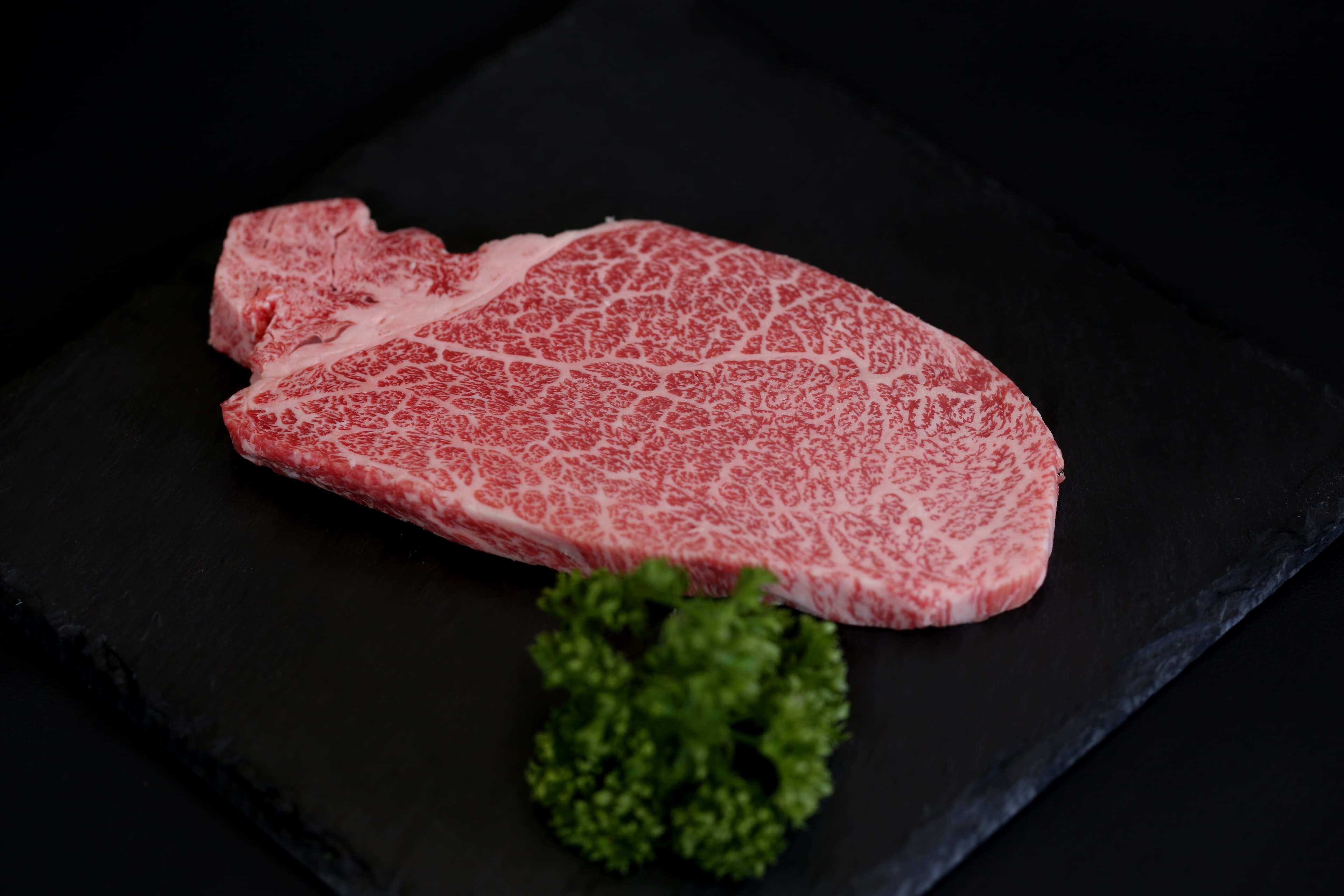 誕生日・お祝いなどの贈り物にピッタリ！　特選黒毛和牛　A4等級以上　ヘレステーキ（ヒレ肉）２枚入り - 3