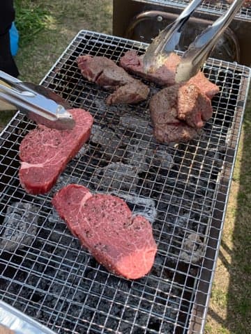 誕生日・お祝いなどの贈り物にピッタリ！　特選黒毛和牛　A4等級以上　ヘレステーキ（ヒレ肉）２枚入り - 4